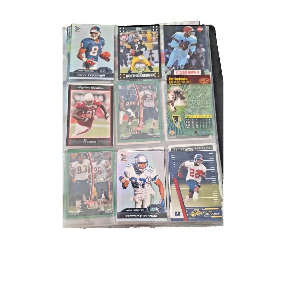 Trading‎ card book with football cards inside 118 cards